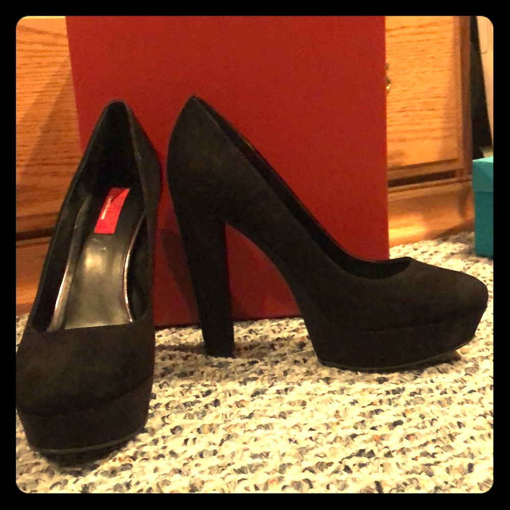 Red Saks Fifth Avenue Black Pumps
